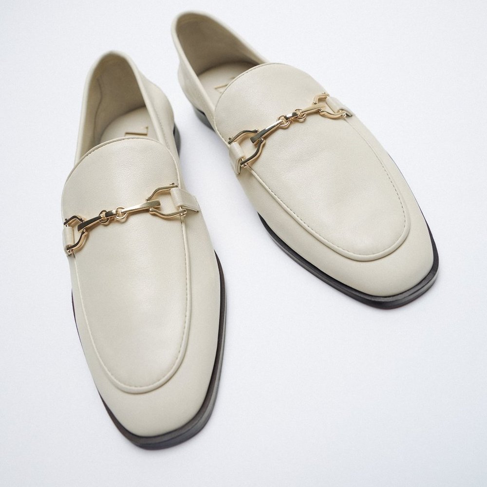 Like New ZARA BUCKLED LEATHER LOAFERS OFF WHITE 🤍☕️